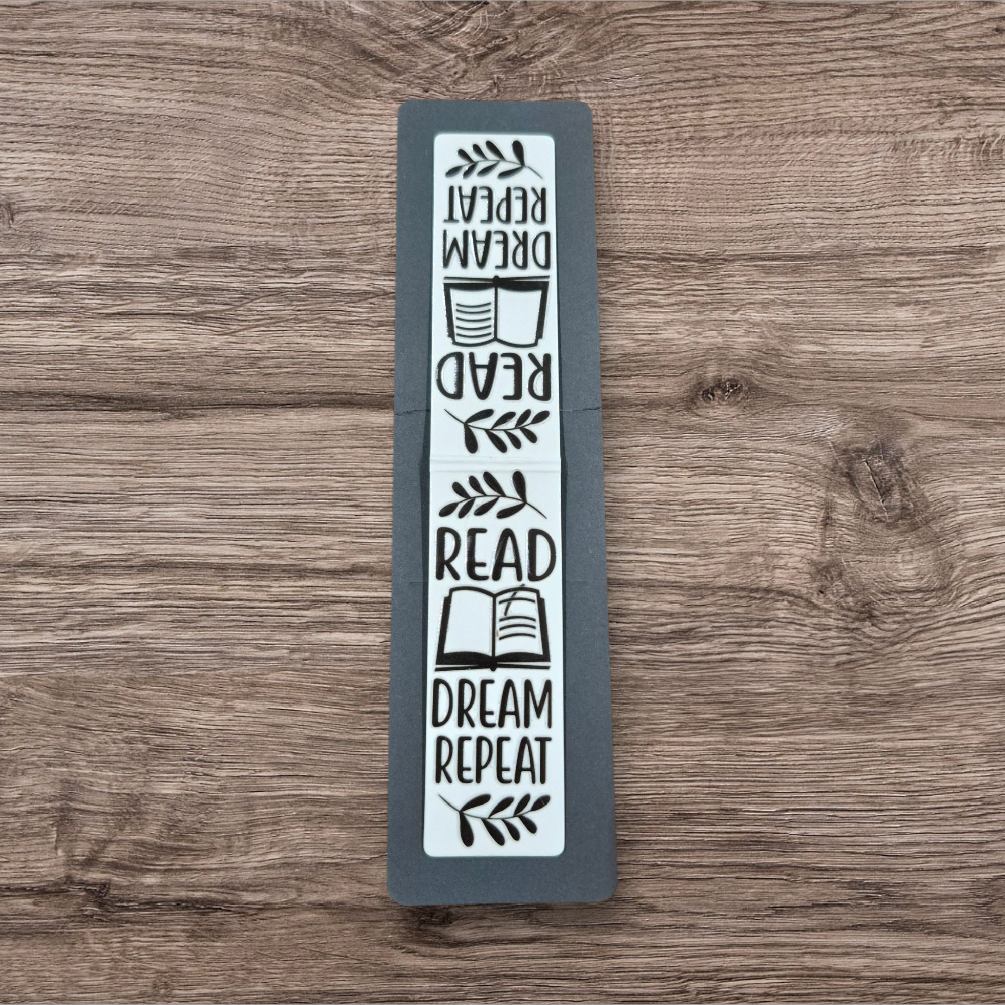 Magnetic bookmark with desgin